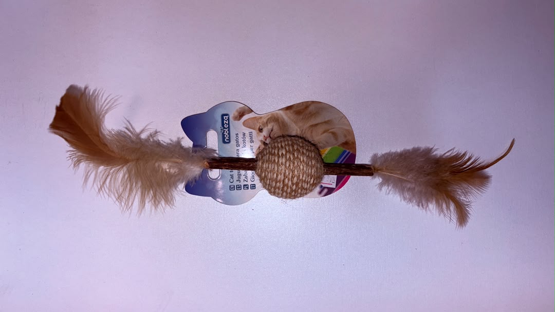 Nobleza Woven Ball with Double Feather Cat Toy