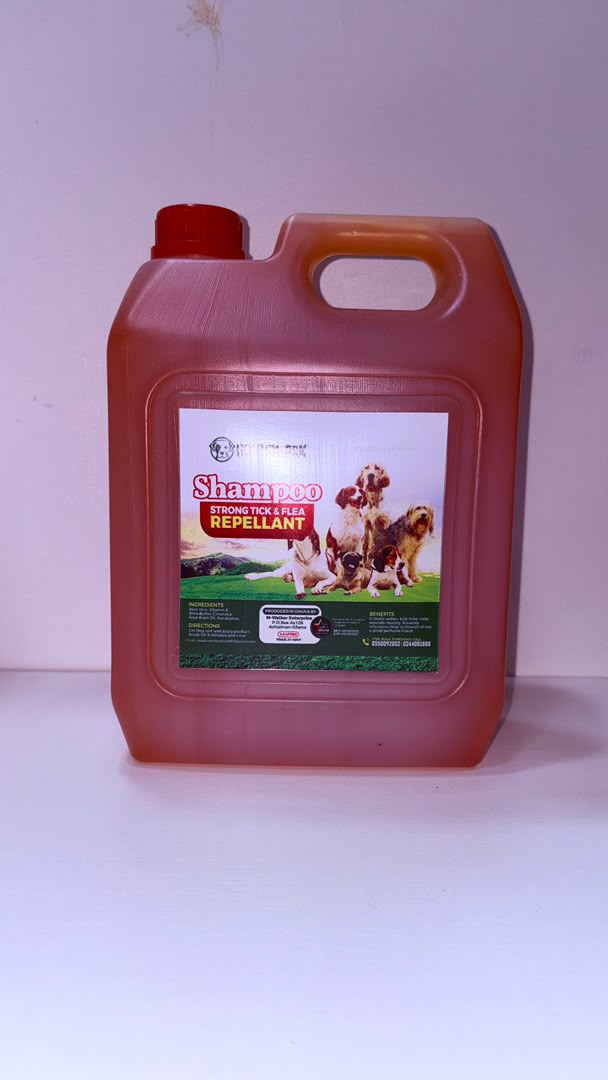 Strong Tick &amp; Flea Repellant Dog Shampoo, Aloe Vera &amp; Shea Butter Formula, 1 Litre